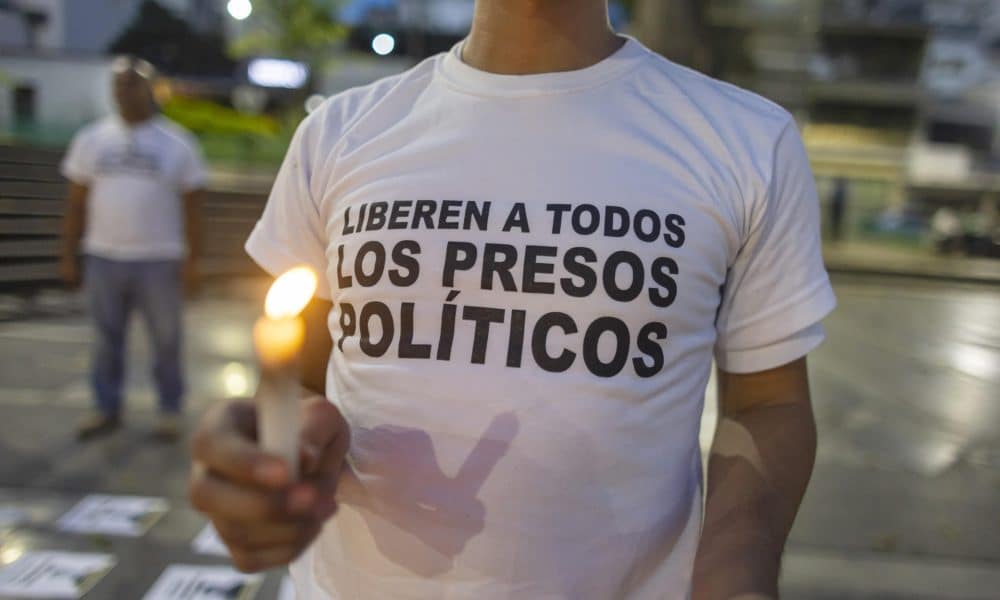 Una persona sostiene una vela en una actividad de oración este 11 de octubre de 2025, en Caracas (Venezuela). EFE/ Miguel Gutiérrez