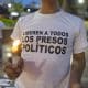 Una persona sostiene una vela en una actividad de oración este 11 de octubre de 2025, en Caracas (Venezuela). EFE/ Miguel Gutiérrez