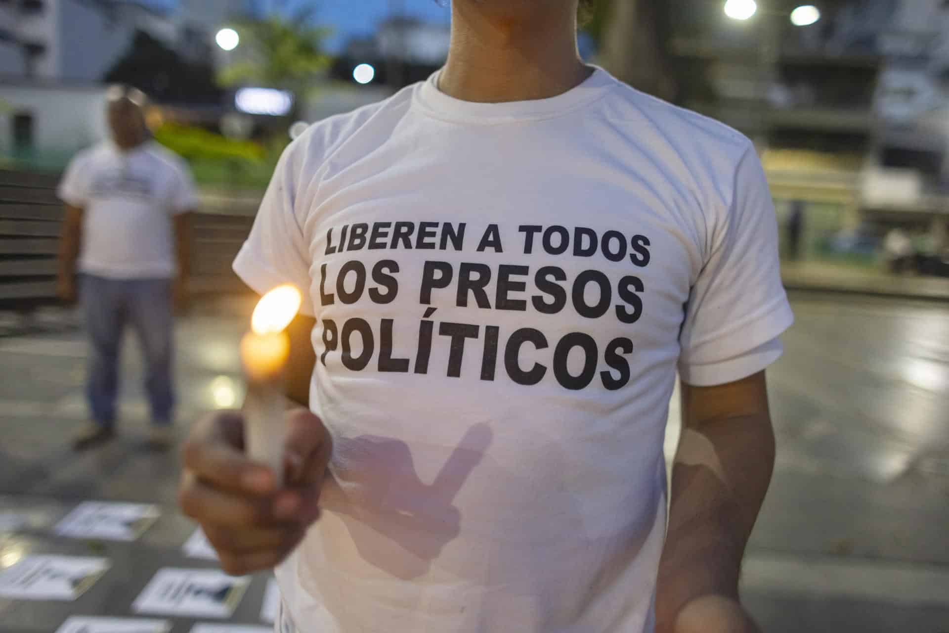 Una persona sostiene una vela en una actividad de oración este 11 de octubre de 2025, en Caracas (Venezuela). EFE/ Miguel Gutiérrez