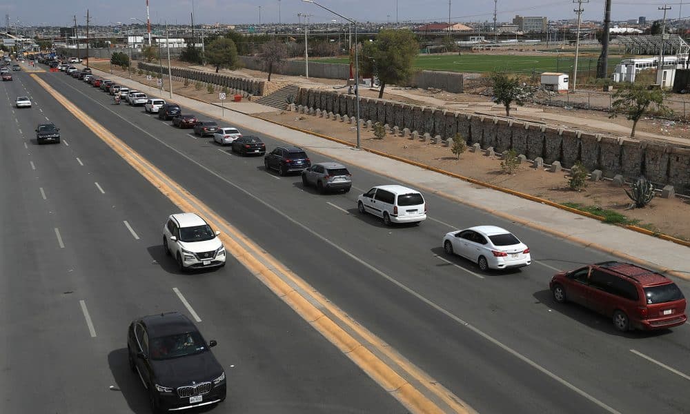 Personas hacen fila abordo de sus vehículos frente al puente Internacional Córdova de las Américas para cruzar a Estados Unidos este miércoles, en Ciudad Juárez Chihuahua (México). EFE/Luis Torres