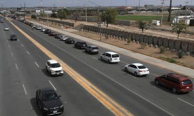 Personas hacen fila abordo de sus vehículos frente al puente Internacional Córdova de las Américas para cruzar a Estados Unidos este miércoles, en Ciudad Juárez Chihuahua (México). EFE/Luis Torres