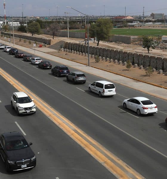 Personas hacen fila abordo de sus vehículos frente al puente Internacional Córdova de las Américas para cruzar a Estados Unidos este miércoles, en Ciudad Juárez Chihuahua (México). EFE/Luis Torres