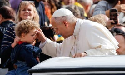 El papa León XIV bendice a un niño desde el papamóvil al llegar a la Plaza de San Pedro, en la Ciudad del Vaticano, el 25 de octubre de 2025. (Papa) EFE/EPA/GIUSEPPE LAMI
 
//////////
 
Vatican City (Vatican City State (Holy See)), 25/10/2025.- Pope Leo XIV blesses a child from the popemobile as he arrives to lead the Jubilee Audience in Saint Peter's Square, in Vatican City, 25 October 2025. (Papa) EFE/EPA/GIUSEPPE LAMI