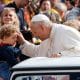 El papa León XIV bendice a un niño desde el papamóvil al llegar a la Plaza de San Pedro, en la Ciudad del Vaticano, el 25 de octubre de 2025. (Papa) EFE/EPA/GIUSEPPE LAMI
 
//////////
 
Vatican City (Vatican City State (Holy See)), 25/10/2025.- Pope Leo XIV blesses a child from the popemobile as he arrives to lead the Jubilee Audience in Saint Peter's Square, in Vatican City, 25 October 2025. (Papa) EFE/EPA/GIUSEPPE LAMI