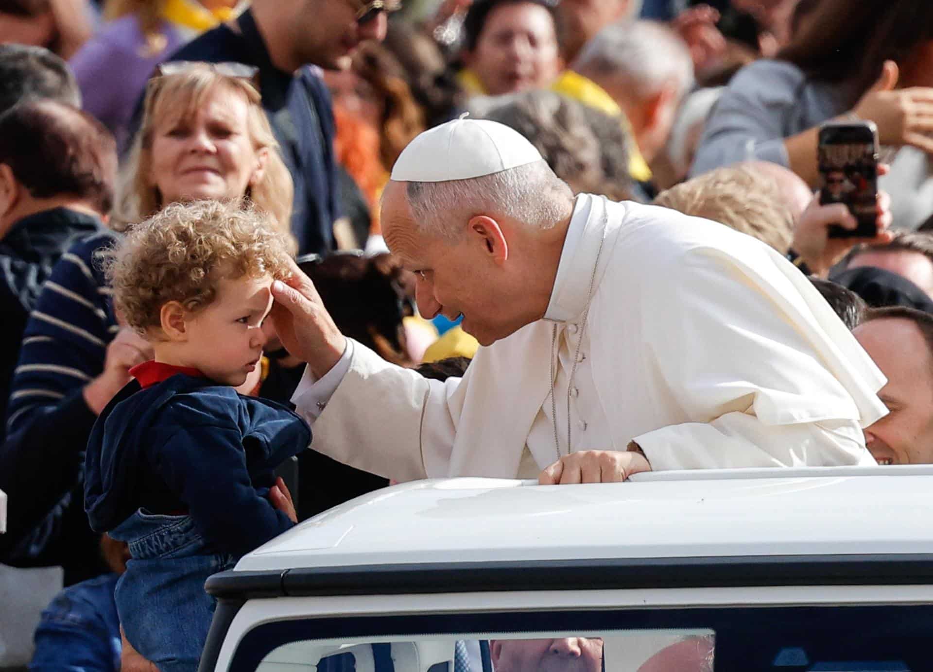 El papa León XIV bendice a un niño desde el papamóvil al llegar a la Plaza de San Pedro, en la Ciudad del Vaticano, el 25 de octubre de 2025. (Papa) EFE/EPA/GIUSEPPE LAMI
 
//////////
 
Vatican City (Vatican City State (Holy See)), 25/10/2025.- Pope Leo XIV blesses a child from the popemobile as he arrives to lead the Jubilee Audience in Saint Peter's Square, in Vatican City, 25 October 2025. (Papa) EFE/EPA/GIUSEPPE LAMI