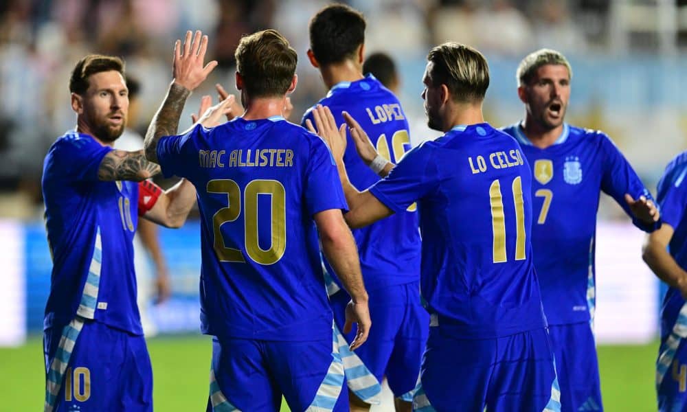 Jugadores de la selección de Argentina celebran la goleada por 0-6 infligida a la de Puerto Rico en un partido amistoso jugado este martes en el Chase Stadium de Fort Lauderdale. EFE/ Giorgio Viera