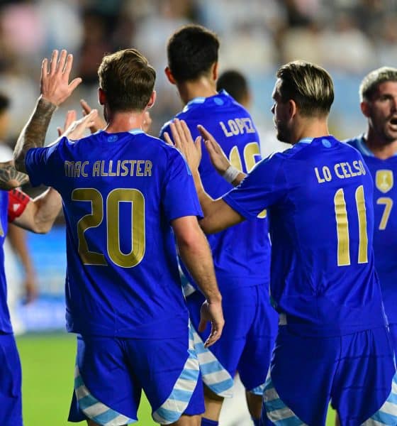Jugadores de la selección de Argentina celebran la goleada por 0-6 infligida a la de Puerto Rico en un partido amistoso jugado este martes en el Chase Stadium de Fort Lauderdale. EFE/ Giorgio Viera