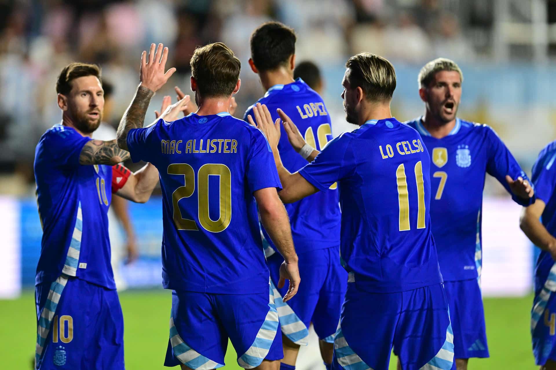 Jugadores de la selección de Argentina celebran la goleada por 0-6 infligida a la de Puerto Rico en un partido amistoso jugado este martes en el Chase Stadium de Fort Lauderdale. EFE/ Giorgio Viera