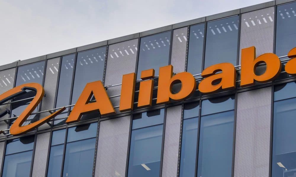 Fotografía de archivo que muestra el logotipo de Alibaba en el edificio de su sede en Shanghái, China. EFE/EPA/ALEX PLAVEVSKI