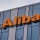 Fotografía de archivo que muestra el logotipo de Alibaba en el edificio de su sede en Shanghái, China. EFE/EPA/ALEX PLAVEVSKI