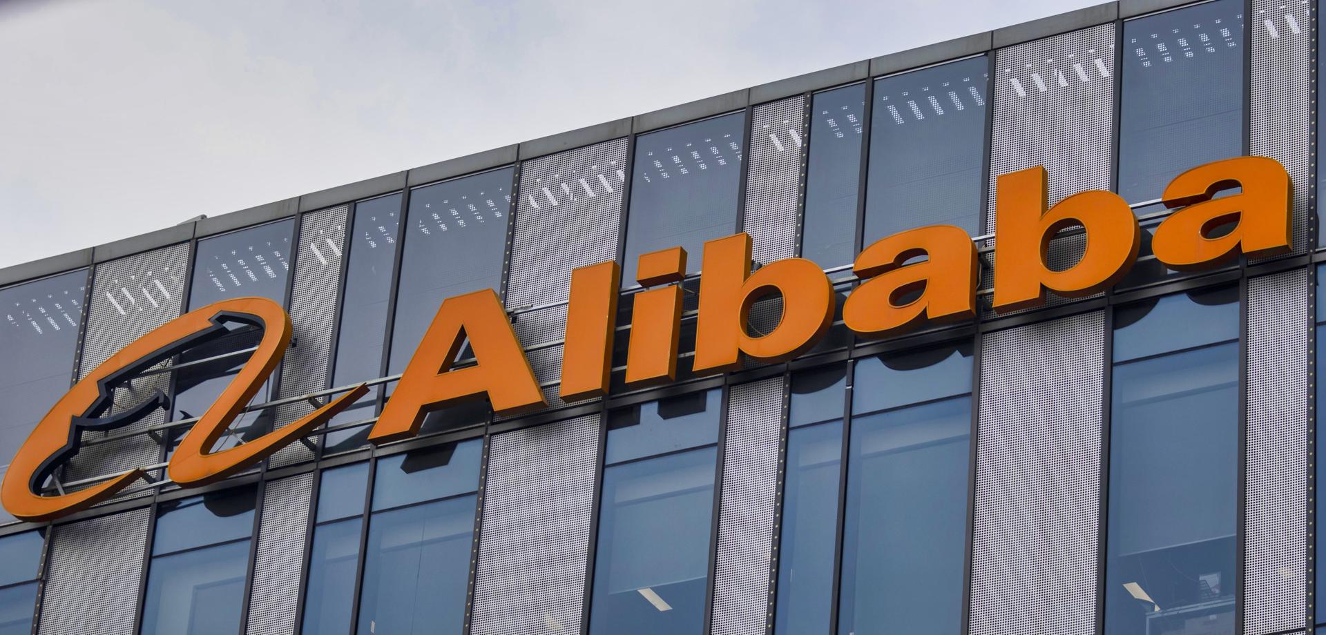 Fotografía de archivo que muestra el logotipo de Alibaba en el edificio de su sede en Shanghái, China. EFE/EPA/ALEX PLAVEVSKI