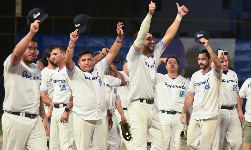 Jugadores de Guatemala celebran la victoria en la final del sóftbol ante Panamá este martes durante los XII de los Juegos Centroamericanos. EFE/ Alex Cruz