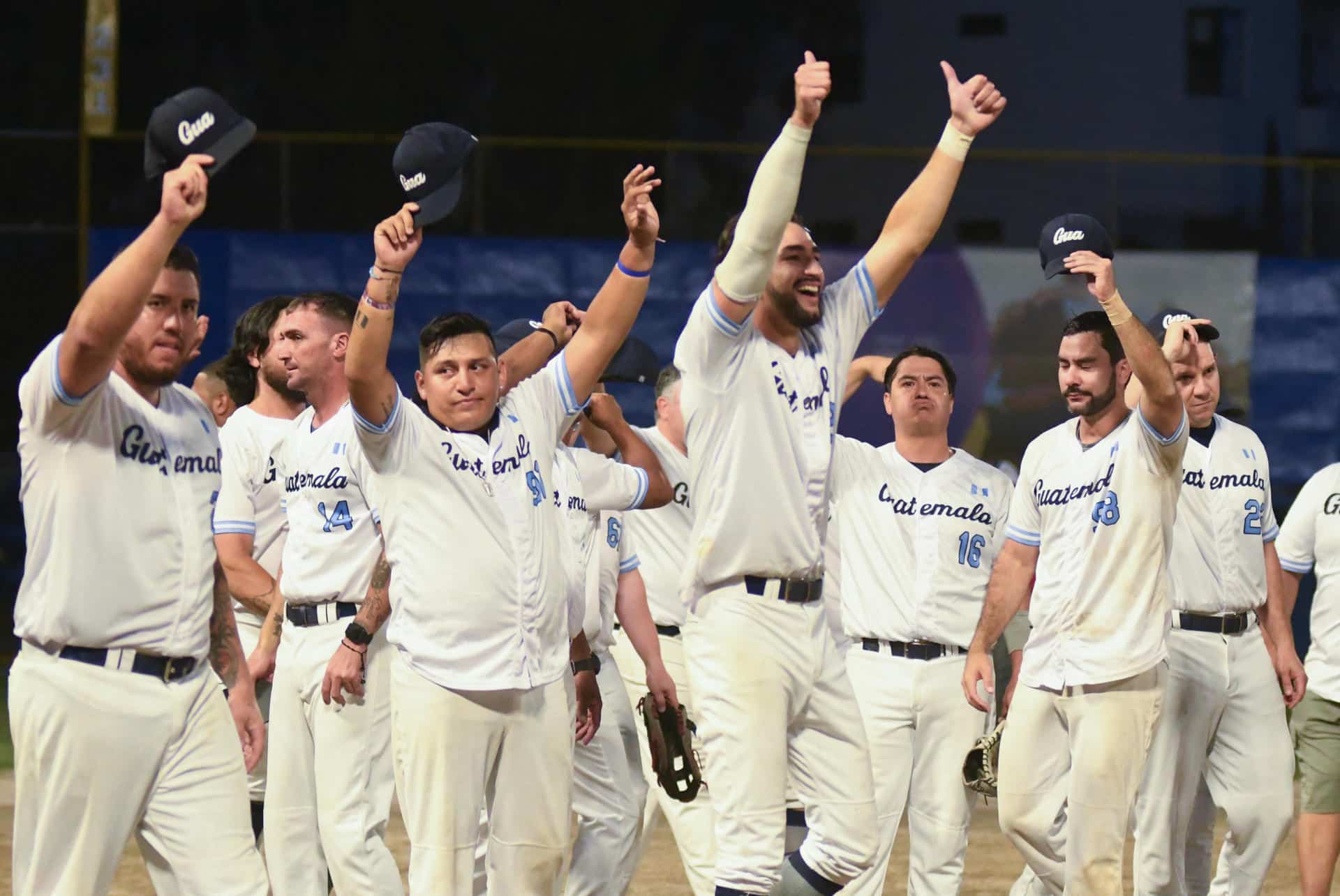 Jugadores de Guatemala celebran la victoria en la final del sóftbol ante Panamá este martes durante los XII de los Juegos Centroamericanos. EFE/ Alex Cruz