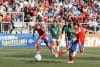 Sonya Keefe (d), de Chile, patea un penalti en un partido de la Liga de Naciones Femenina ante Bolivia en el estadio El Teniente, en Rancagua. EFE/Elvis González