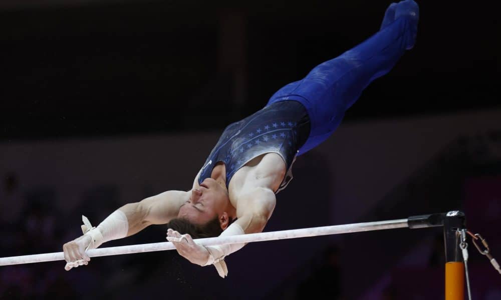 El estadounidense Brody Malone durante su actuación en la barra horizontal masculina durante las finales de aparatos de gimnasia artística masculina en el Campeonato Mundial de Gimnasia Artística de la FIG 2025 en Yakarta, Indonesia. EFE/EPA/MAST IRHAM