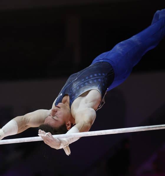 El estadounidense Brody Malone durante su actuación en la barra horizontal masculina durante las finales de aparatos de gimnasia artística masculina en el Campeonato Mundial de Gimnasia Artística de la FIG 2025 en Yakarta, Indonesia. EFE/EPA/MAST IRHAM