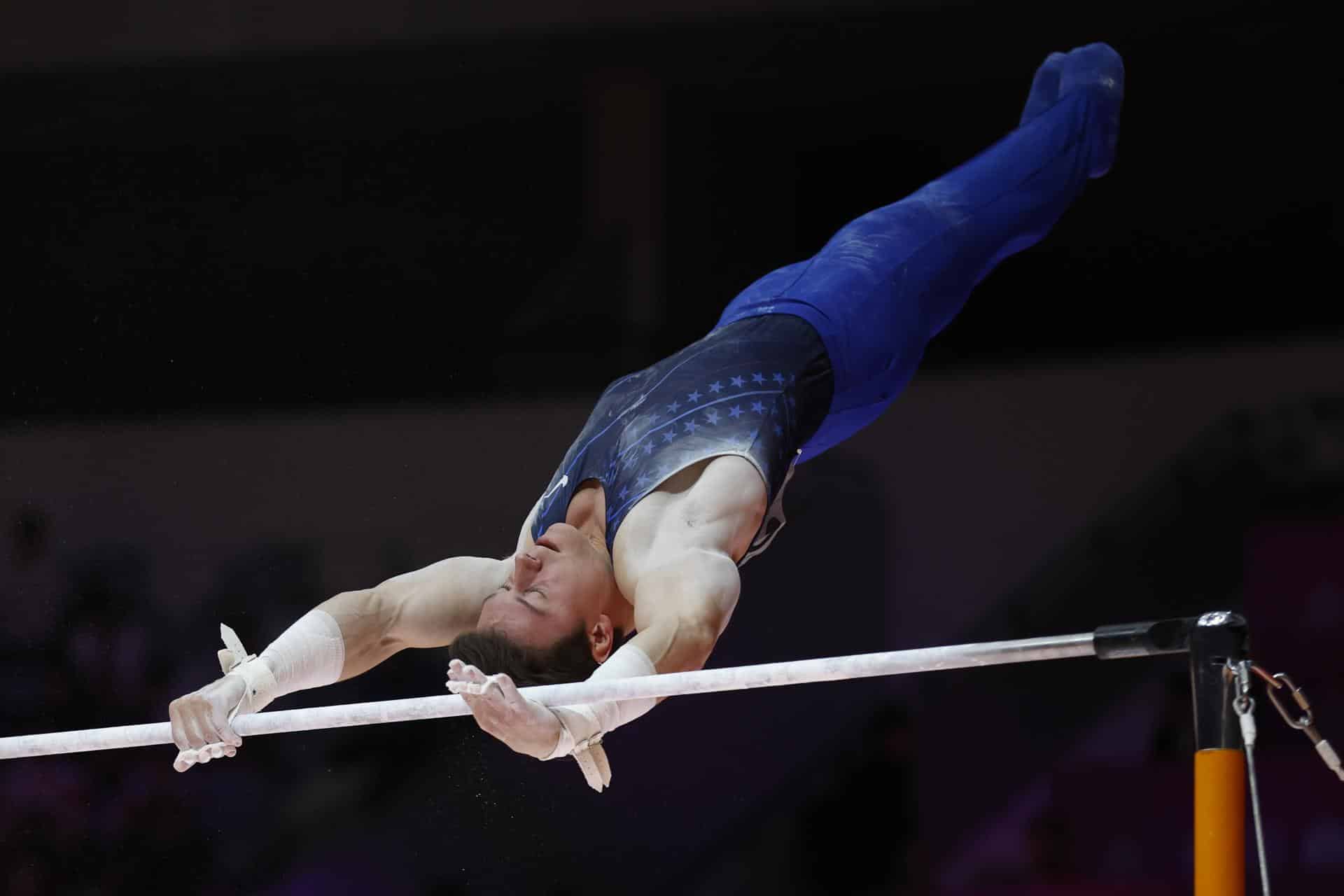 El estadounidense Brody Malone durante su actuación en la barra horizontal masculina durante las finales de aparatos de gimnasia artística masculina en el Campeonato Mundial de Gimnasia Artística de la FIG 2025 en Yakarta, Indonesia. EFE/EPA/MAST IRHAM