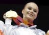 La gimnasta rusa Angelina Melnikova luce su medalla de oro este jueves en los Mundiales de Gimnasia Artística, que se disputan en Yakarta. EFE/ MAST IRHAM