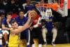 El escolta de Los Angeles Lakers Luka Doncic, con el balón durante el partido frente a Golden State Warriors. EFE/EPA/ALLISON DINNER SHUTTERSTOCK OUT