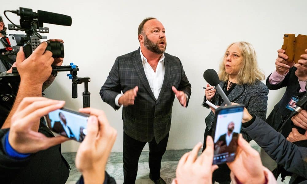 Fotografía de archivo del comentarista Alex Jones. EFE/ Jim Lo Scalzo