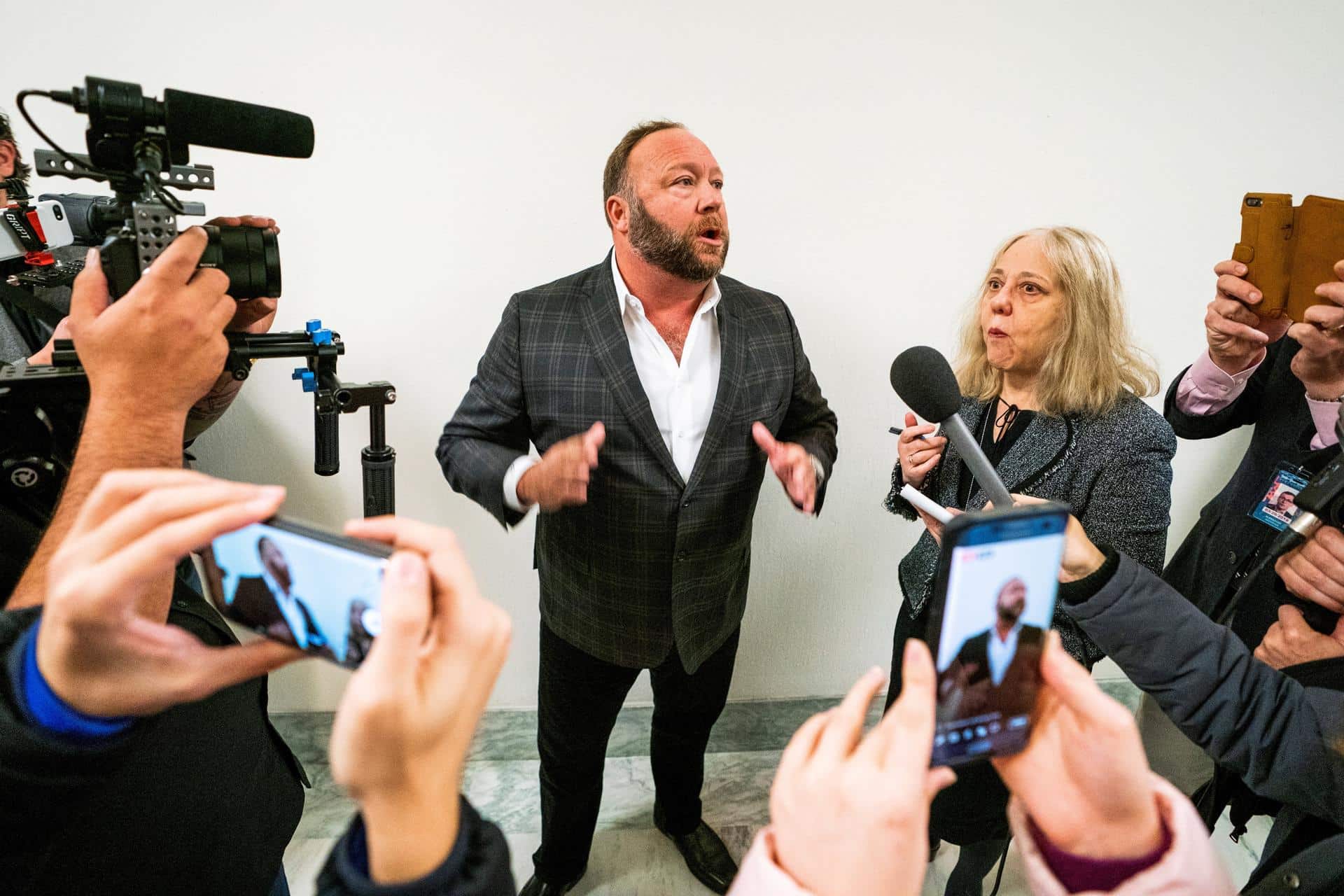 Fotografía de archivo del comentarista Alex Jones. EFE/ Jim Lo Scalzo
