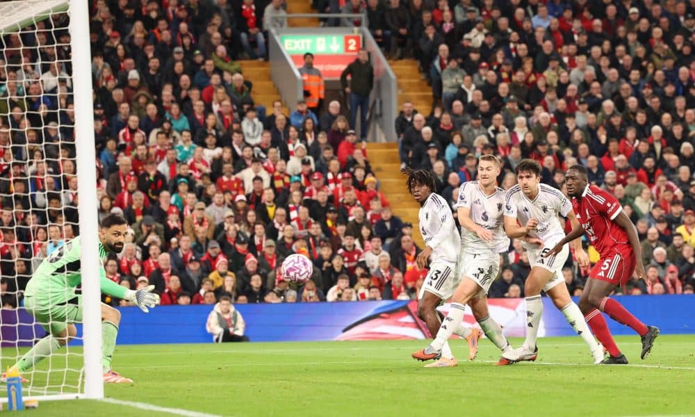 El defensa del United Harry Maguire (2-d) logra el 1-2 durante el partido de la Premier League que han jugado Liverpool FC y Manchester United, en Liverpool, Reino Unido. EFE/EPA/ADAM VAUGHAN