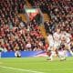 El defensa del United Harry Maguire (2-d) logra el 1-2 durante el partido de la Premier League que han jugado Liverpool FC y Manchester United, en Liverpool, Reino Unido. EFE/EPA/ADAM VAUGHAN