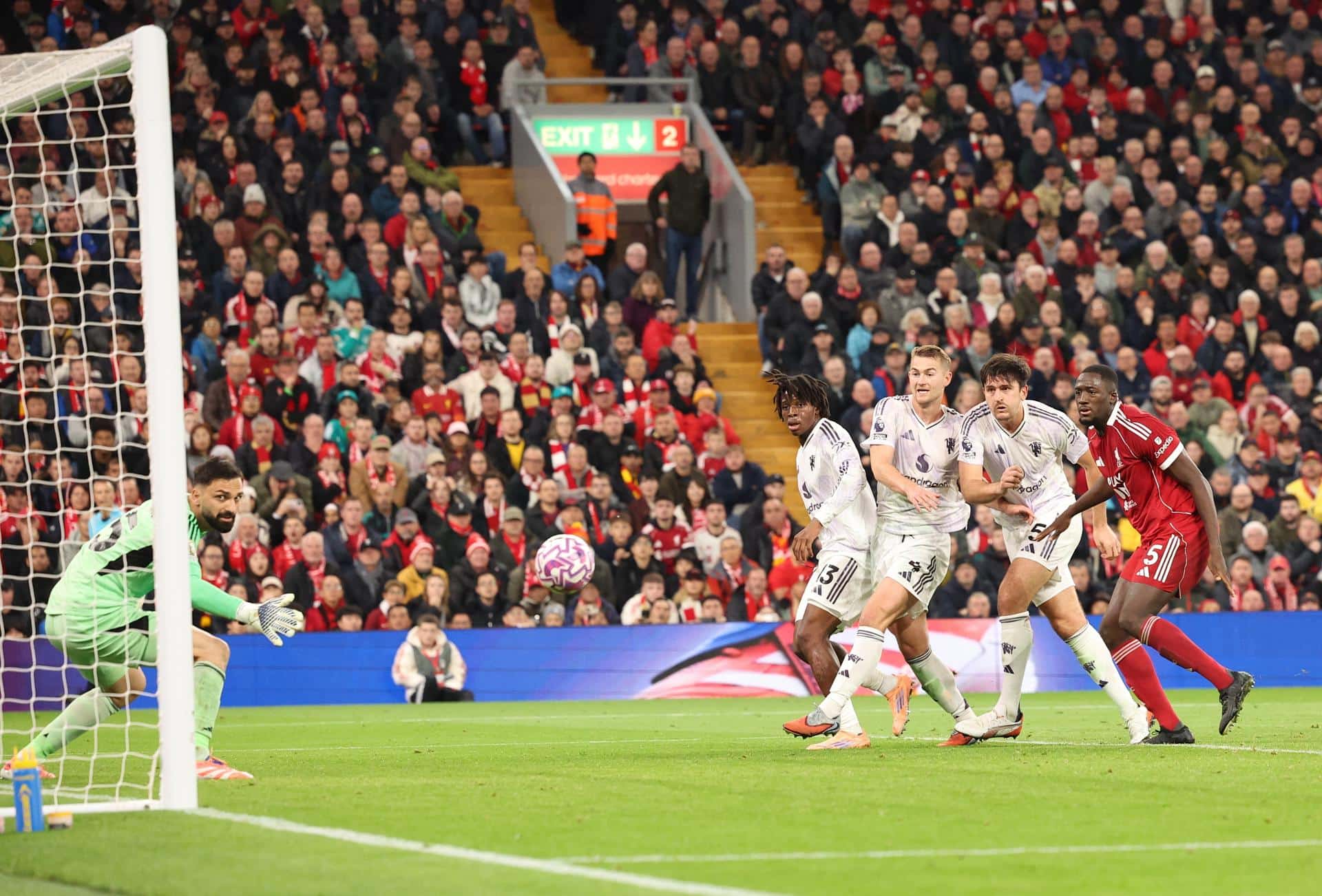 El defensa del United Harry Maguire (2-d) logra el 1-2 durante el partido de la Premier League que han jugado Liverpool FC y Manchester United, en Liverpool, Reino Unido. EFE/EPA/ADAM VAUGHAN