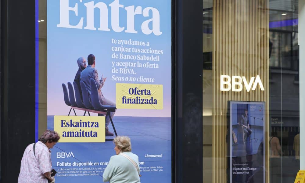 Una sucursal del BBVA en Bilbao con el cartel de oferta finalizada a la OPA del Sabadell. EFE/Luis Tejido