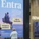 Una sucursal del BBVA en Bilbao con el cartel de oferta finalizada a la OPA del Sabadell. EFE/Luis Tejido