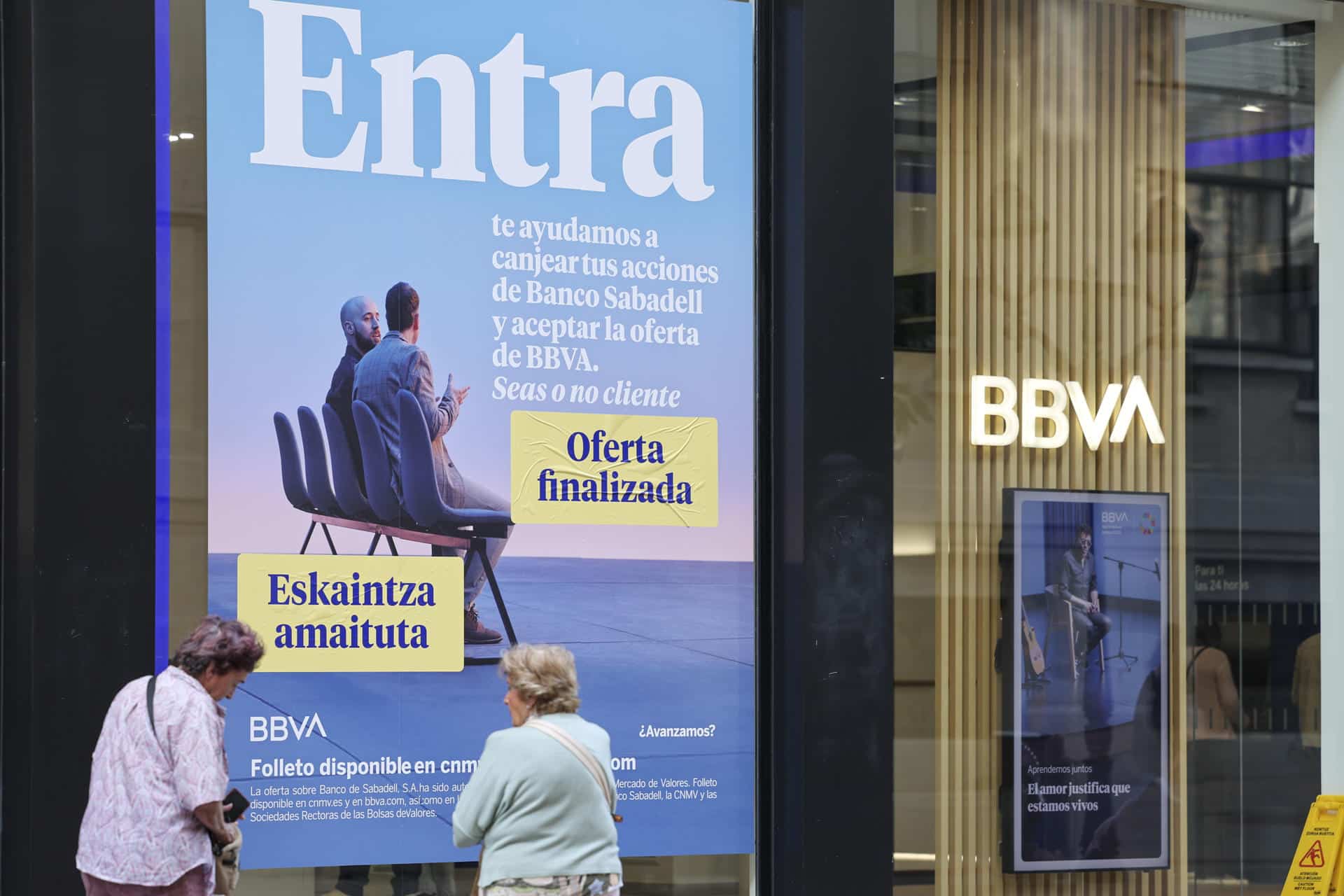 Una sucursal del BBVA en Bilbao con el cartel de oferta finalizada a la OPA del Sabadell. EFE/Luis Tejido