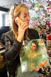 Una persona habla por un iPhone17 Pro color 'naranja cósmico' sosteniendo un vinilo de 'The Life of a Showgirl' de Taylor Swift este viernes, en Nueva York (Estados Unidos). EFE/ Sarah Yáñez-Richards
