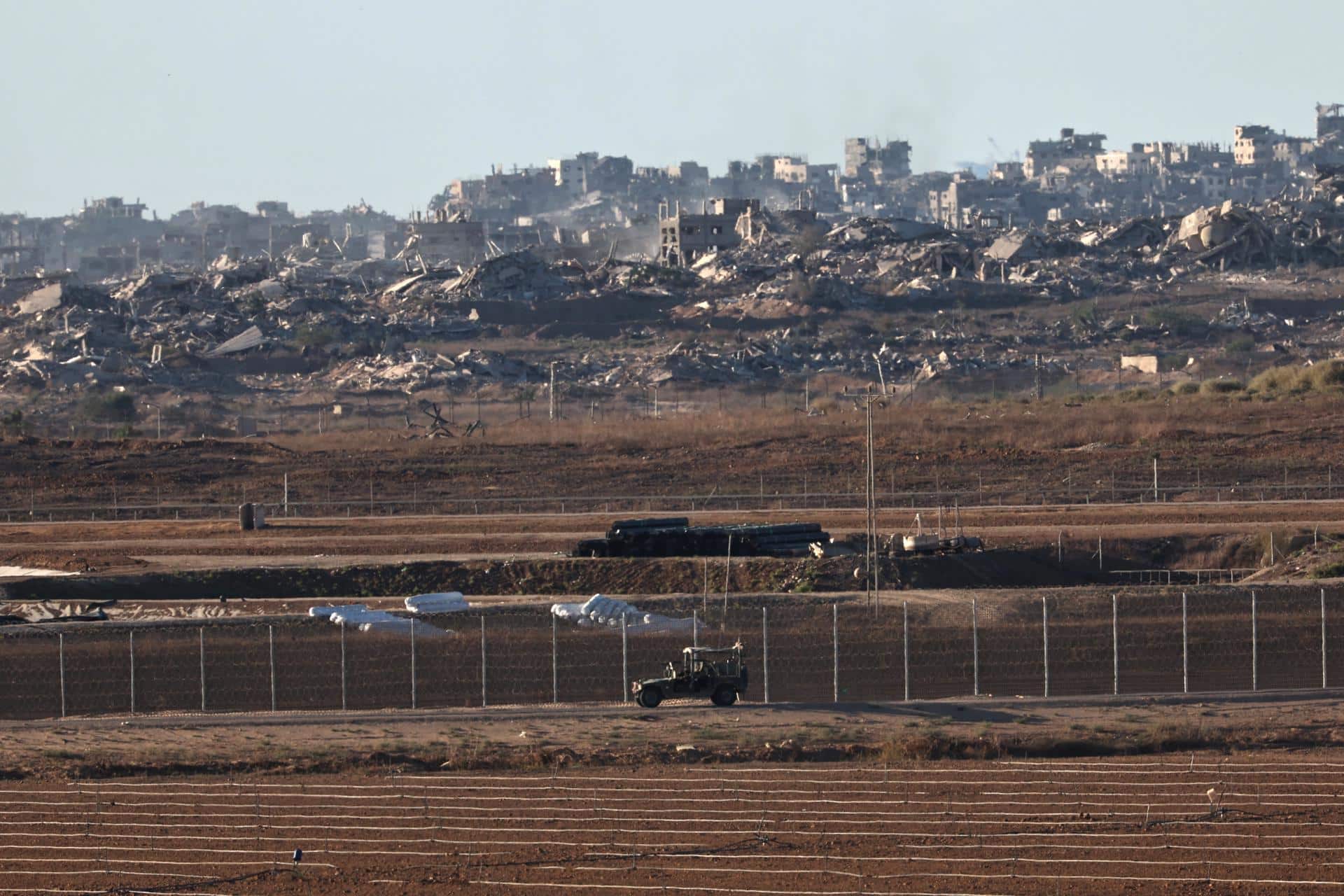 Un coche del Ejército de Israel en la frontera con Gaza. EFE/EPA/ATEF SAFADI