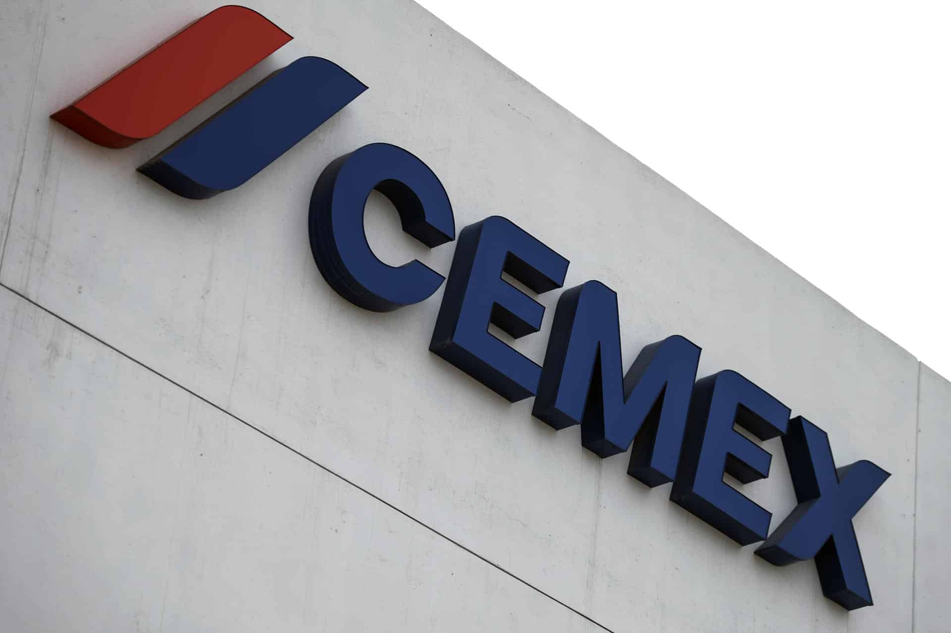 Fotografía de archivo de un logotipo de la empresa cementera Cemex, en Monterrey (México). EFE/Miguel Sierra