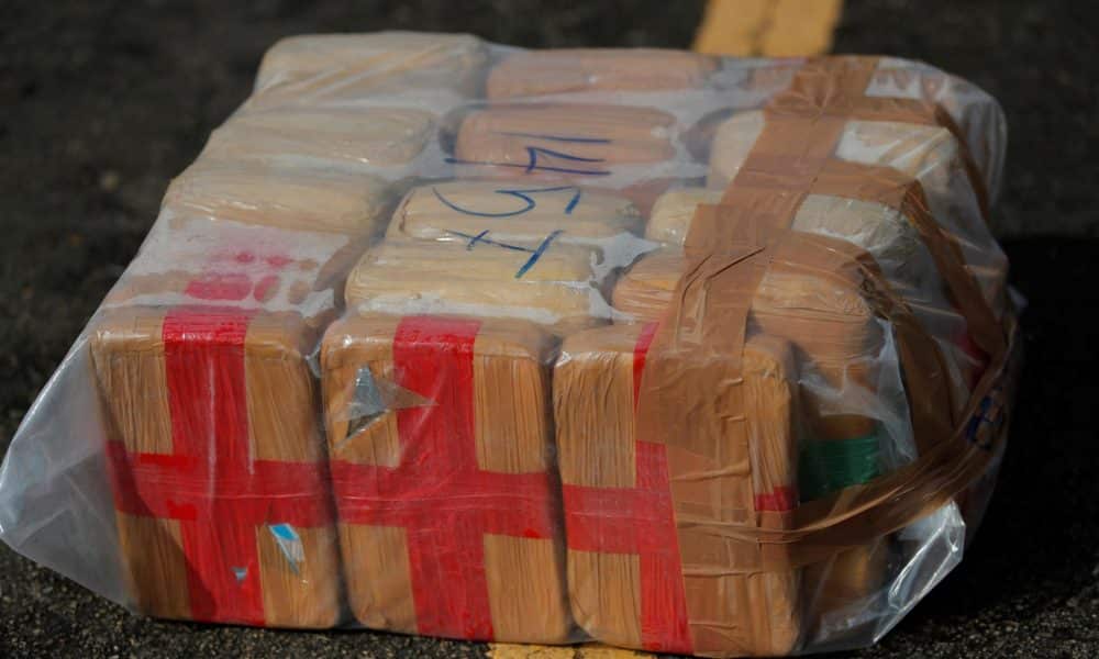 Agentes del Ejército y de la Guardia Nacional aseguraron un tractocamión con "paquetes de droga entre cajas de chile", en una revisión en un punto fronterizo ubicado en San Luis Río Colorado, Sonora, apuntó Defensa en un comunicado. Fotografía de archivo. EFE/ Bienvenido Velasco