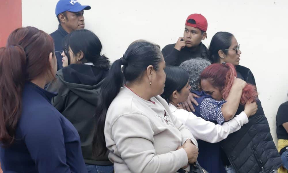 Una mujer llora con sus familiares luego de las afectaciones por las fuertes lluvias este domingo, en Huauchinango (México). EFE/ Hilda Ríos