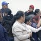 Una mujer llora con sus familiares luego de las afectaciones por las fuertes lluvias este domingo, en Huauchinango (México). EFE/ Hilda Ríos