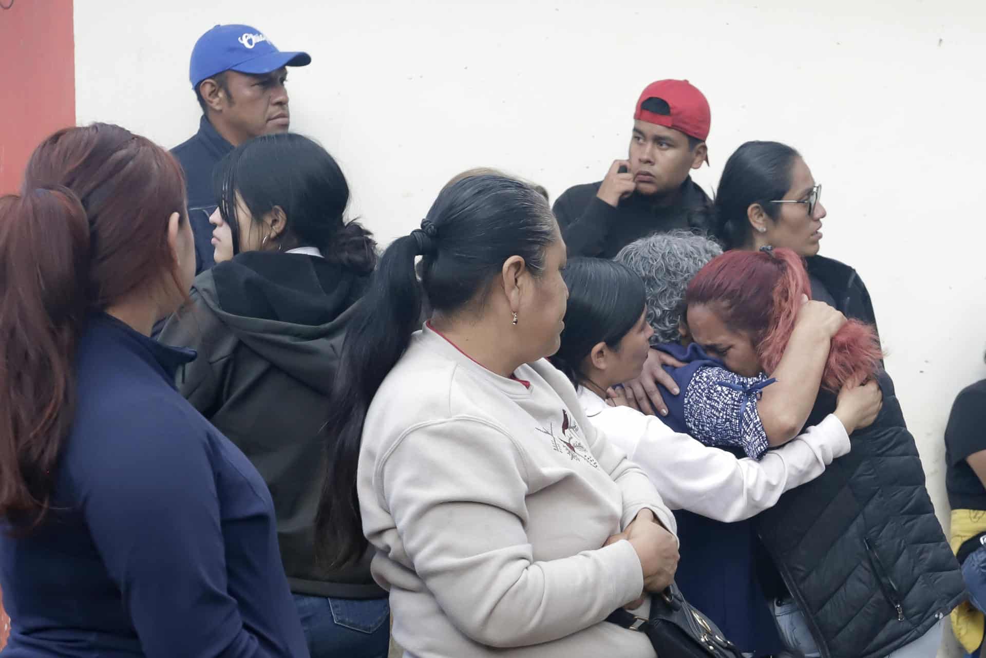 Una mujer llora con sus familiares luego de las afectaciones por las fuertes lluvias este domingo, en Huauchinango (México). EFE/ Hilda Ríos