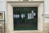 La huelga general de funcionarios y médicos que se desarrolla este viernes en Portugal está afectando a hospitales, escuelas y juzgados, algunos de los cuales se han visto obligados a cerrar. La protesta, convocada por el sindicato de funcionarios de las administraciones públicas 'Frente Comum' y por la Federación Nacional de los Médicos, comenzó la pasada medianoche y tiene una duración de 24 horas. EFE/ Carlota Ciudad