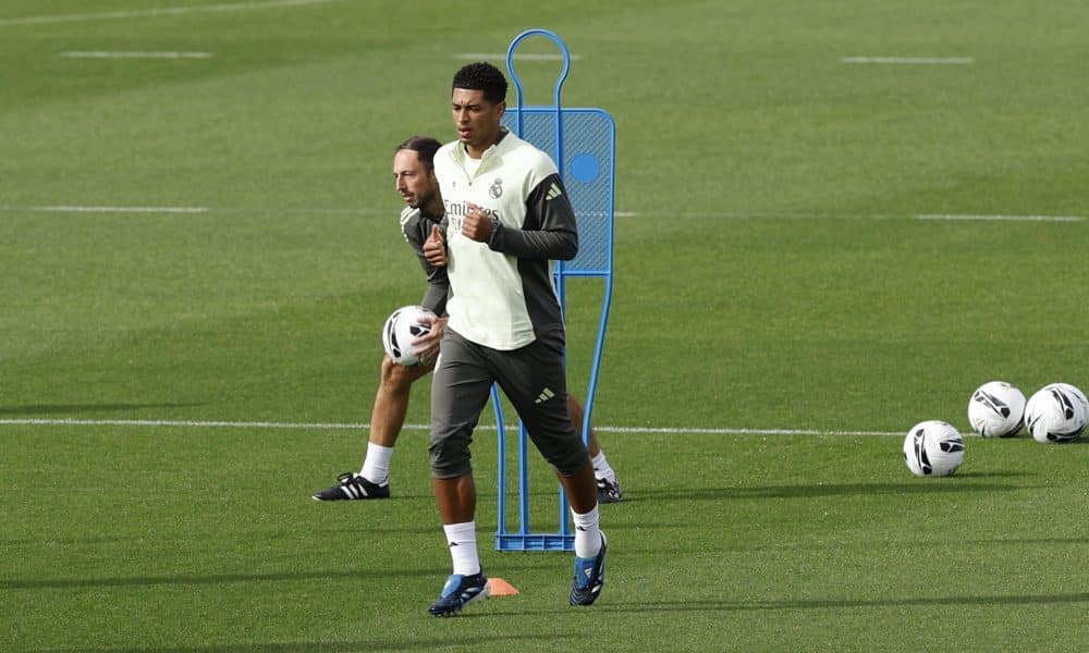 El centrocampista del Real Madrid Jude Bellingham durante el entrenamiento del equipo en la Ciudad Deportiva de Valdebebas, Madrid, antes de su enfrentamiento liguero contra el FC Barcelona. EFE/JJ Guillén