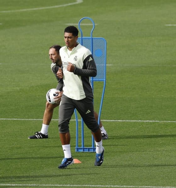 El centrocampista del Real Madrid Jude Bellingham durante el entrenamiento del equipo en la Ciudad Deportiva de Valdebebas, Madrid, antes de su enfrentamiento liguero contra el FC Barcelona. EFE/JJ Guillén