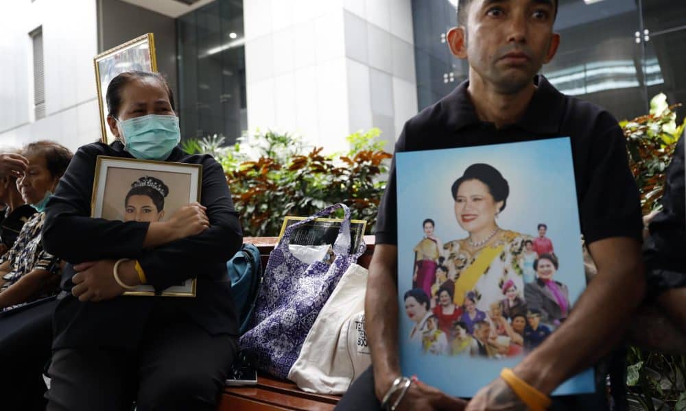 Tailandeses portando un retrato de la reina madre de Tailandia, Sirikit, que falleció la noche del viernes a los 93 años.
EFE/EPA/RUNGROJ YONGRIT
