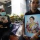 Tailandeses portando un retrato de la reina madre de Tailandia, Sirikit, que falleció la noche del viernes a los 93 años.
EFE/EPA/RUNGROJ YONGRIT