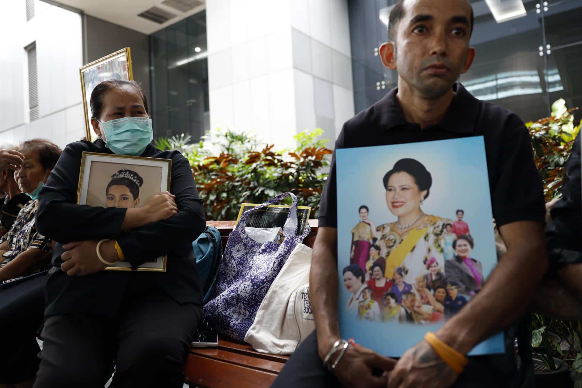 Tailandeses portando un retrato de la reina madre de Tailandia, Sirikit, que falleció la noche del viernes a los 93 años.
EFE/EPA/RUNGROJ YONGRIT