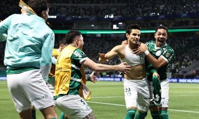 Raphael Veiga (2-d), de Palmeiras, celebra un gol en el partido de vuelta por la semifinal de la Copa Libertadores ante Liga de Quito en el estadio Allianz Parque, en Sao Paulo (Brasil). EFE/Isaac Fontana