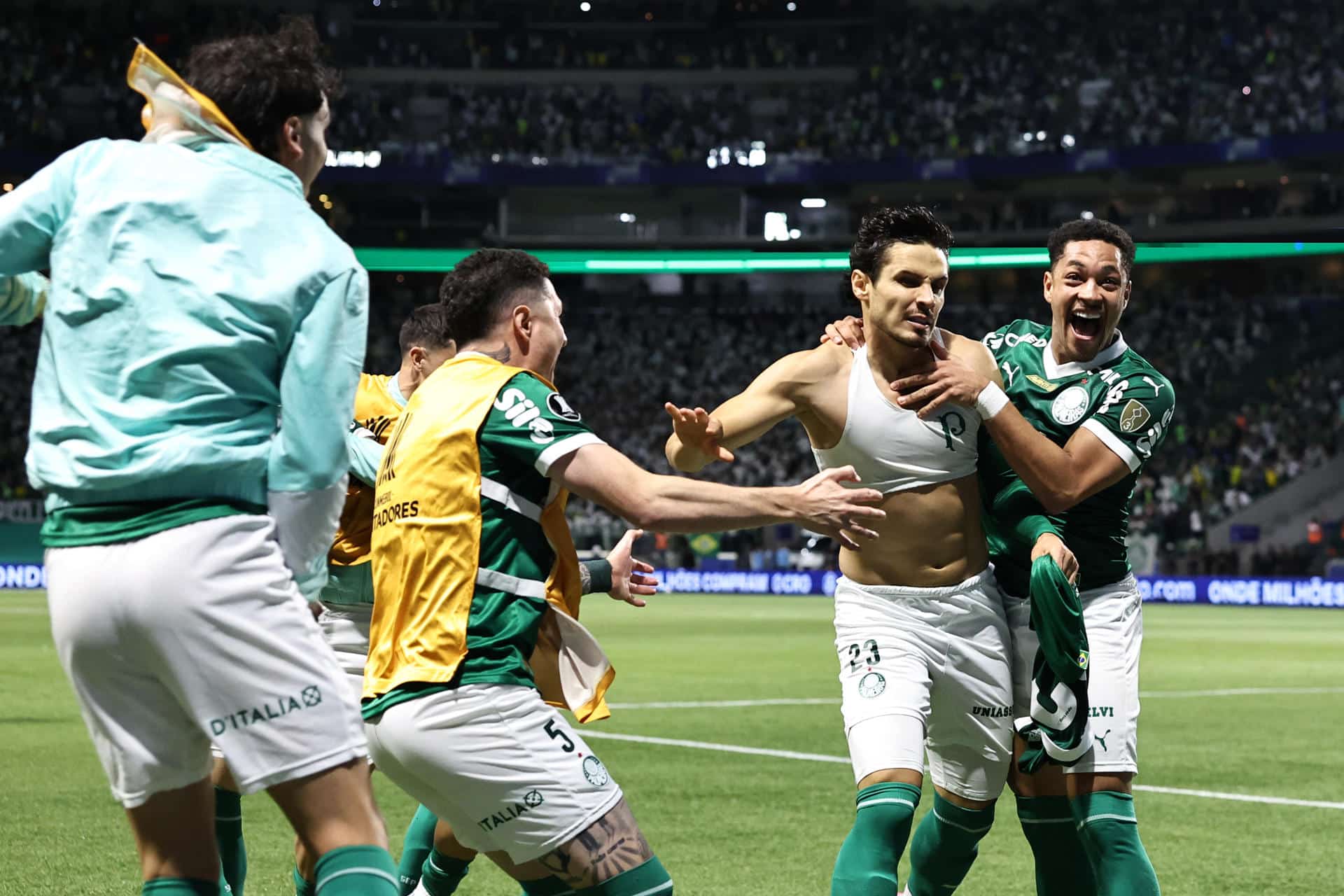 Raphael Veiga (2-d), de Palmeiras, celebra un gol en el partido de vuelta por la semifinal de la Copa Libertadores ante Liga de Quito en el estadio Allianz Parque, en Sao Paulo (Brasil). EFE/Isaac Fontana