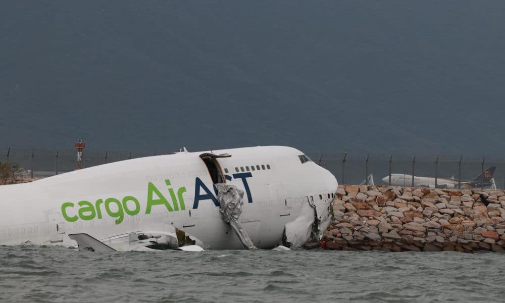 Un avión de carga se sumergió parcialmente en el mar después de salirse de la pista en el Aeropuerto Internacional de Hong Kong, el 20 de octubre de 2025. EFE/EPA/MAY JAMES