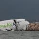 Un avión de carga se sumergió parcialmente en el mar después de salirse de la pista en el Aeropuerto Internacional de Hong Kong, el 20 de octubre de 2025. EFE/EPA/MAY JAMES
