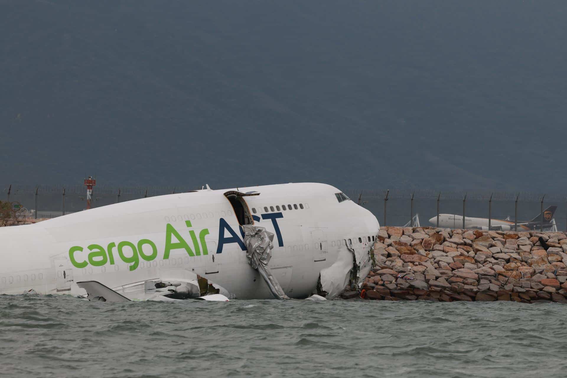 Un avión de carga se sumergió parcialmente en el mar después de salirse de la pista en el Aeropuerto Internacional de Hong Kong, el 20 de octubre de 2025. EFE/EPA/MAY JAMES