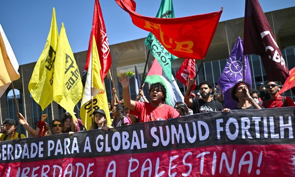 Personas protestan por la liberación de la Flotilla Global Sumud, que se dirigía a Gaza con ayuda humanitaria, este jueves en Brasilia (Brasil). EFE/ Andre Borges
